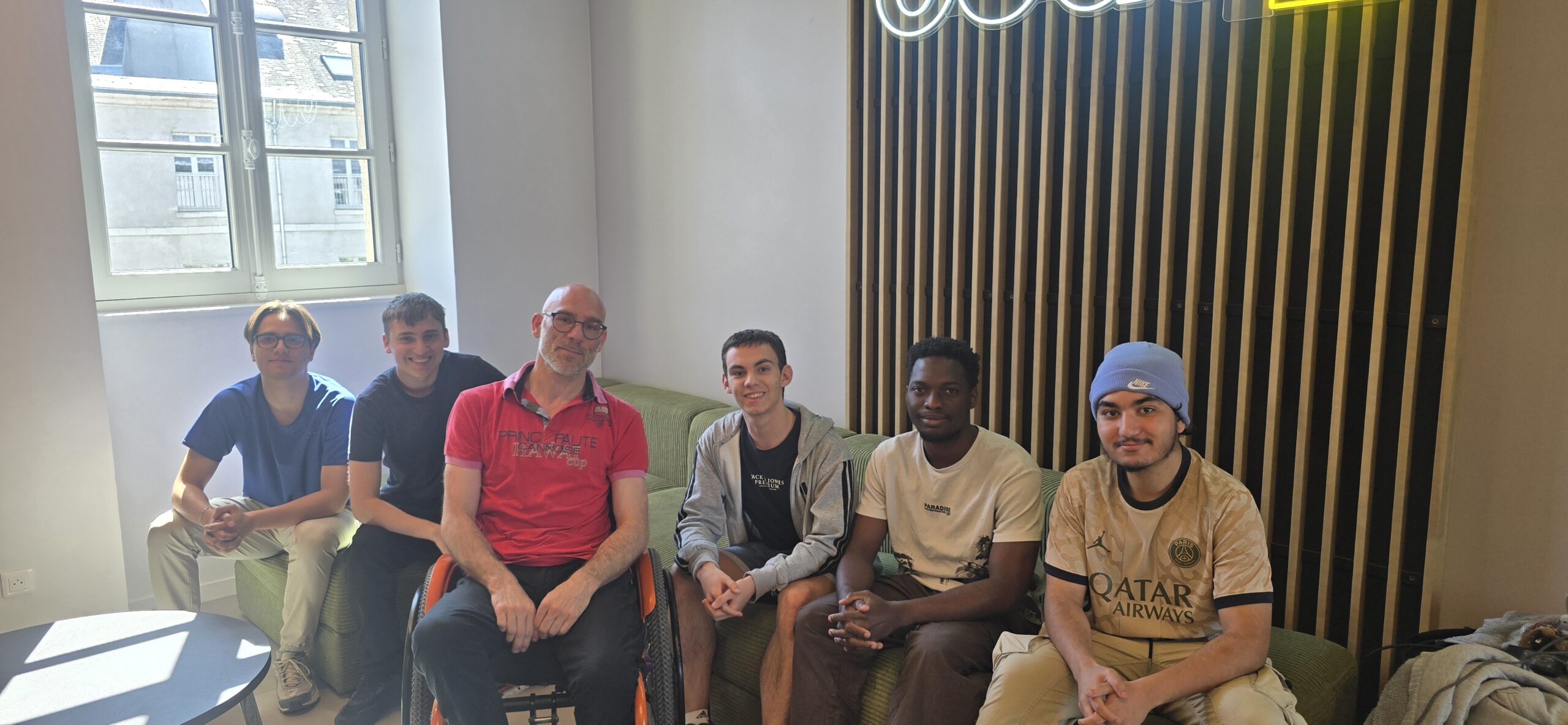 Photo de groupe réunissant les étudiants du projet Coda School et le président de l’association Cap Access