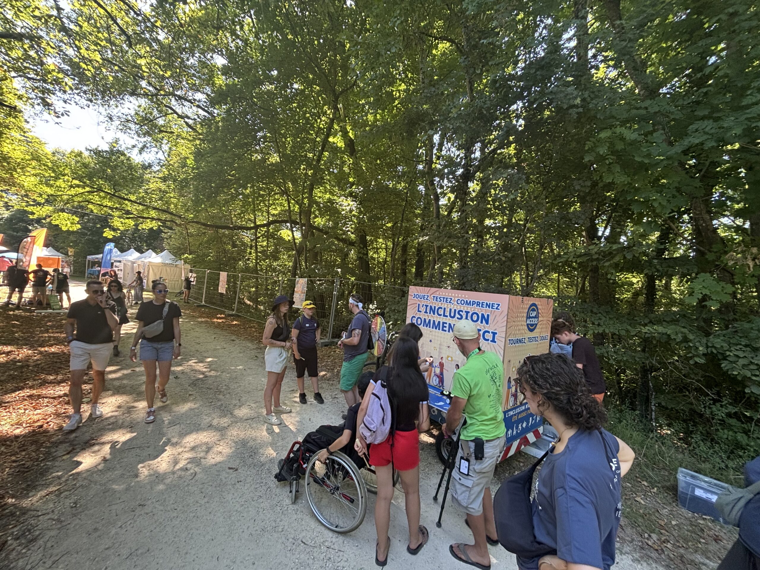 Public participant a une action de sensibilisation portée par Cap Access