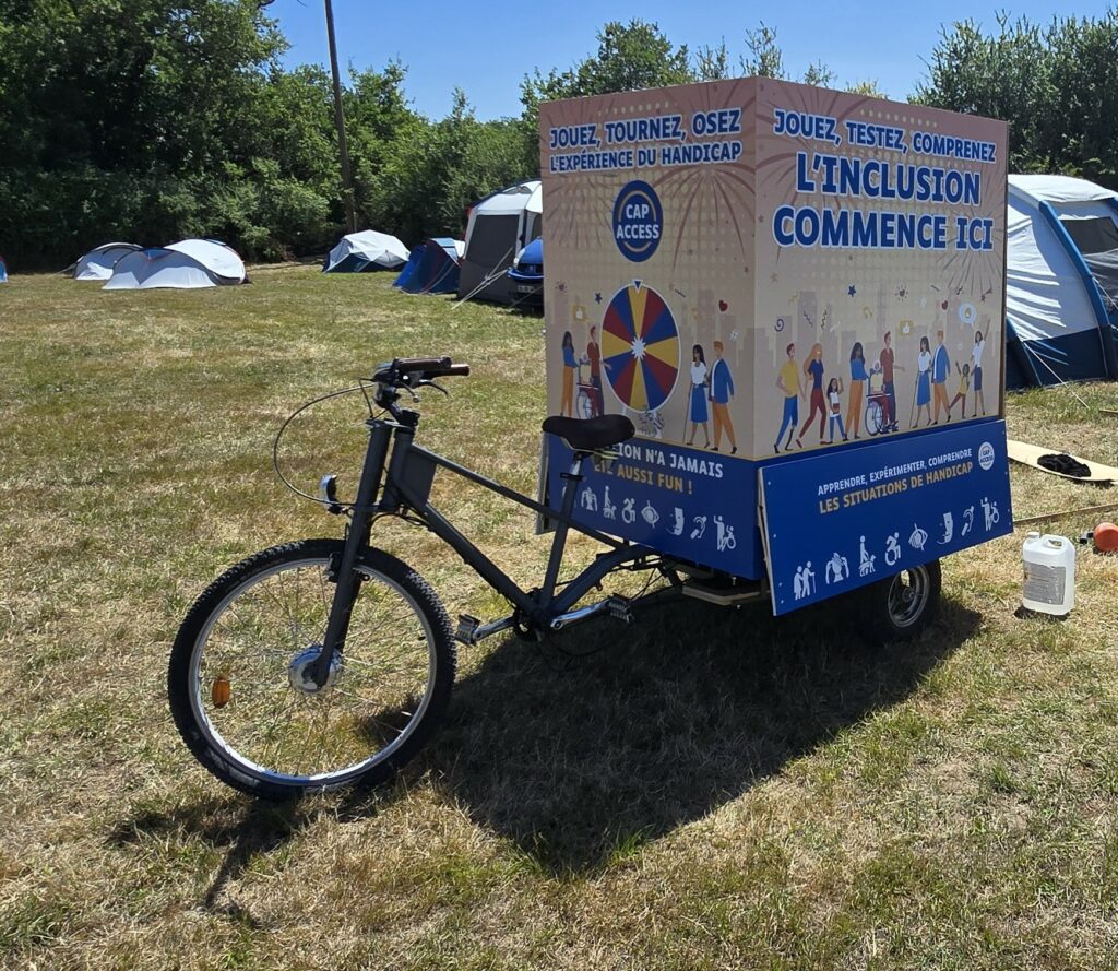 Dispositif mobile de sensibilisation conçu pour être déplacé de manière autonome par une personne en fauteuil roulant